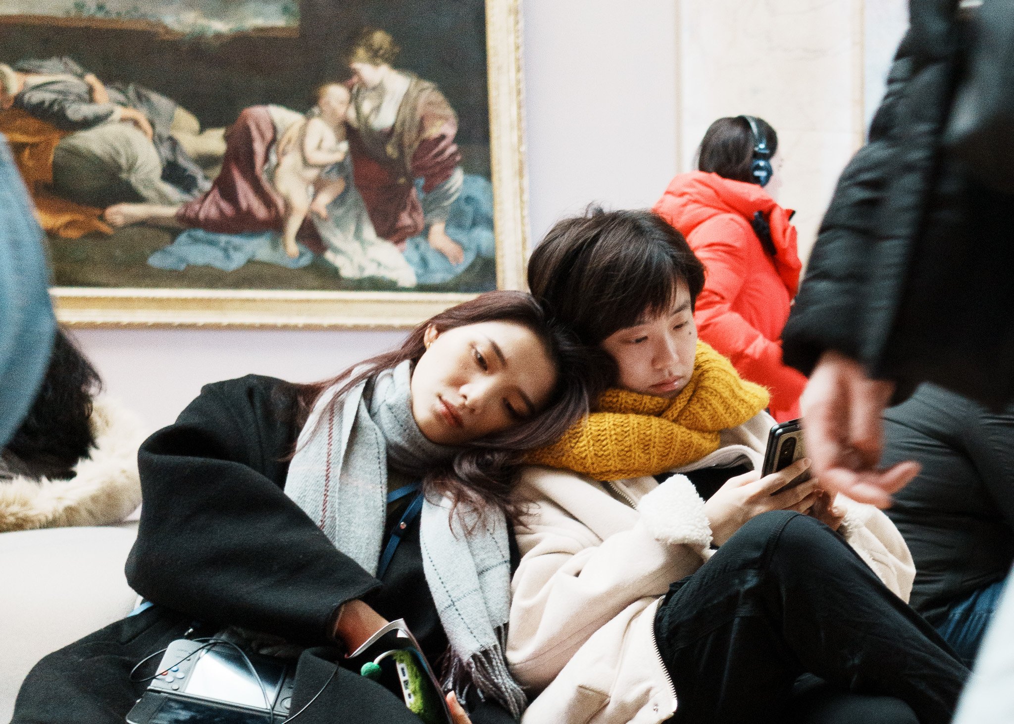 se reposant dans le Louvre