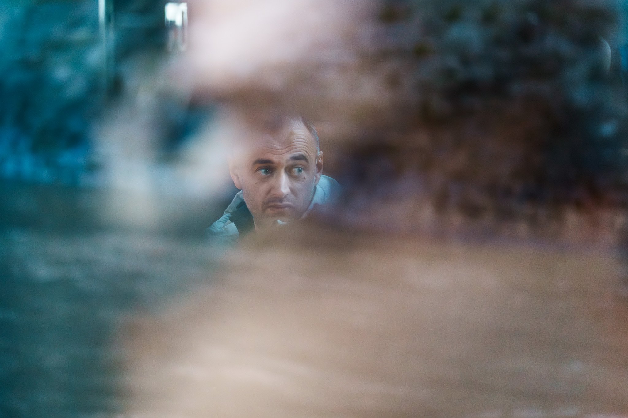un homme à travers le reflet